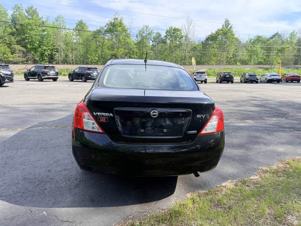 2012 Nissan Versa Image 4
