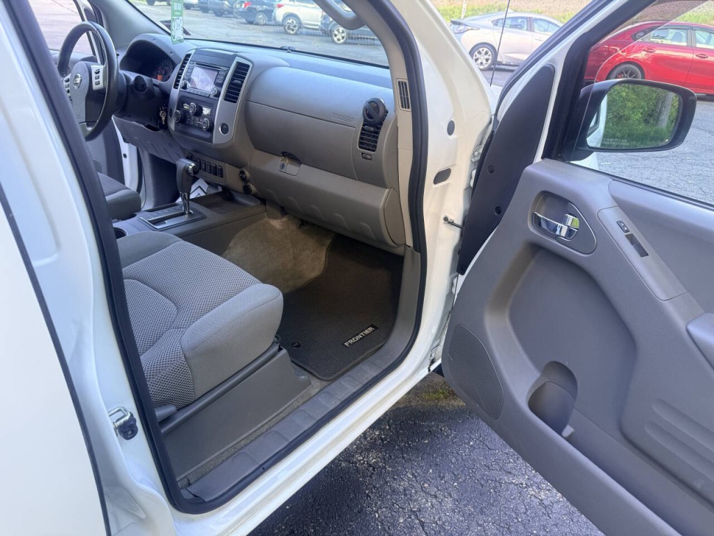 2017 Nissan Frontier Image 12
