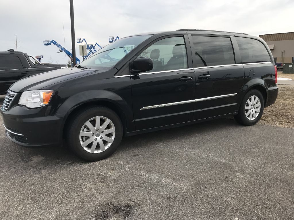 2014 Chrysler Town & Country Image 1