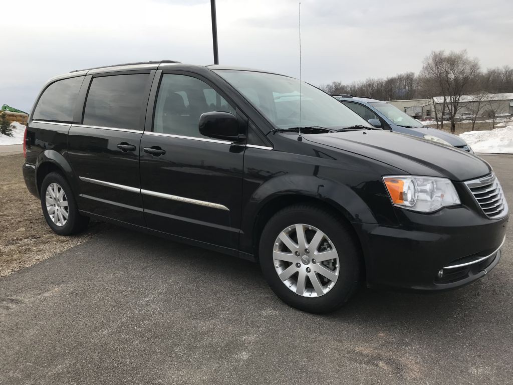 2014 Chrysler Town & Country Image 2