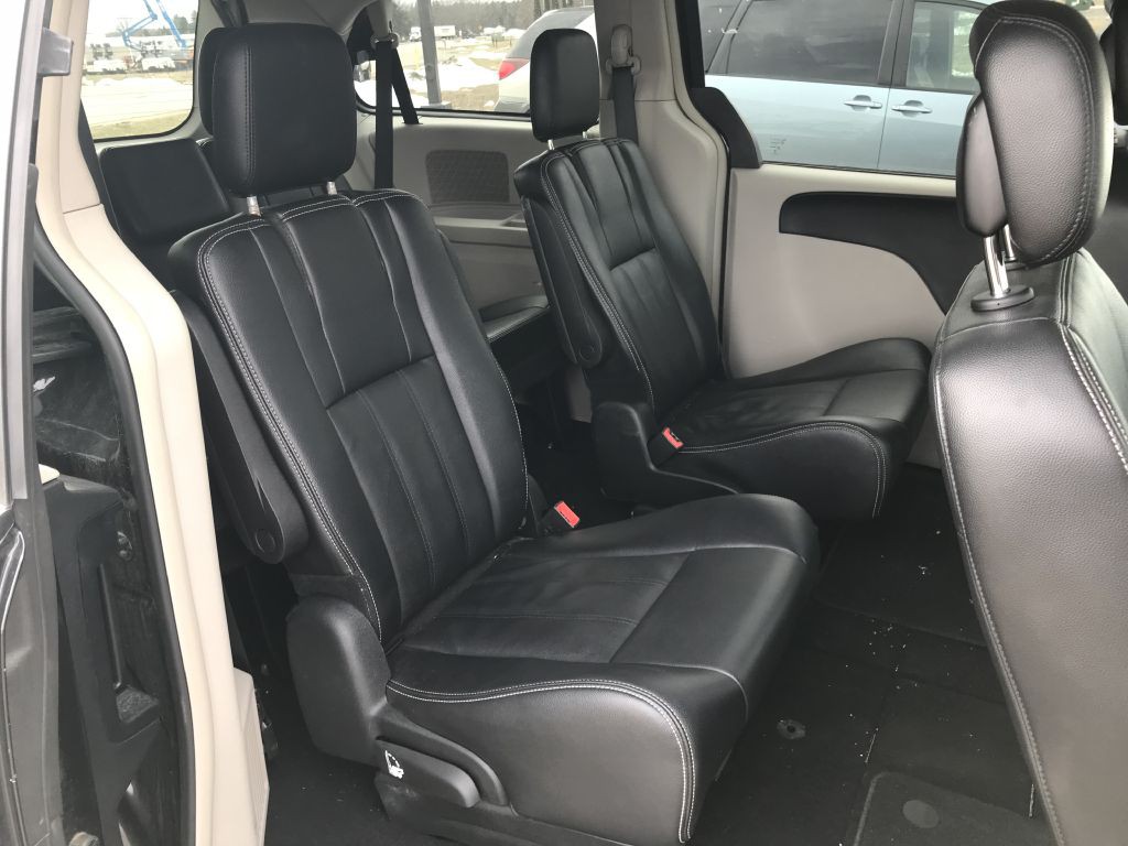 2014 Chrysler Town & Country Image 3