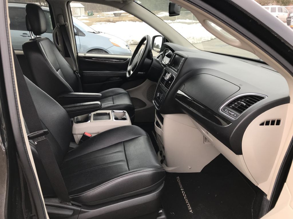 2014 Chrysler Town & Country Image 4