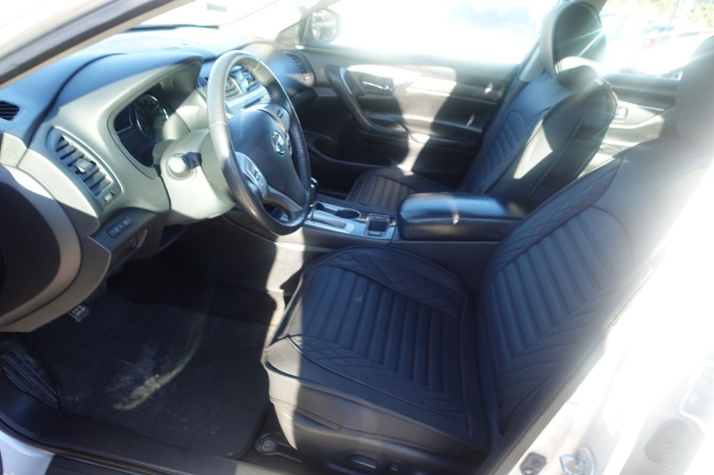 2016 Nissan Altima Image 8