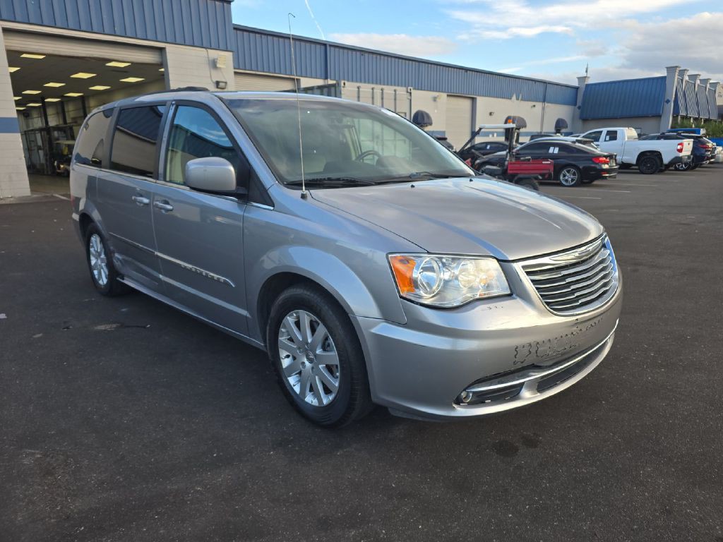 2016 Chrysler Town & Country Image 2