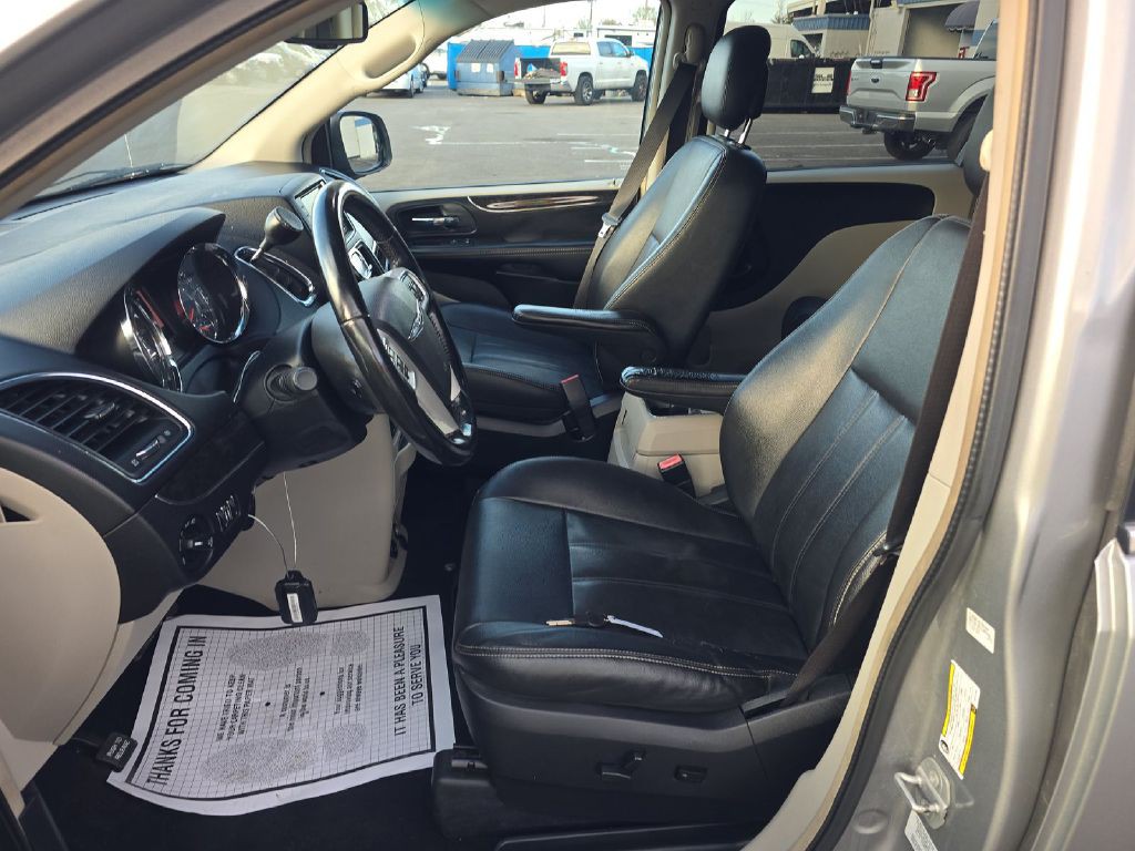 2016 Chrysler Town & Country Image 3