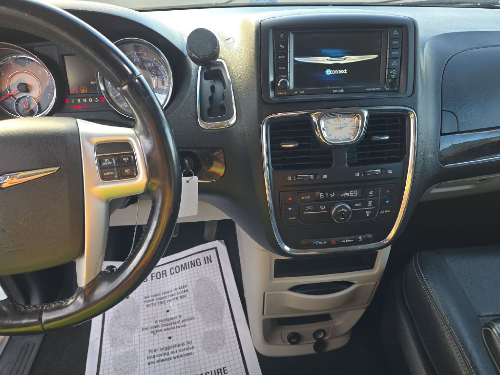 2016 Chrysler Town & Country Image 4
