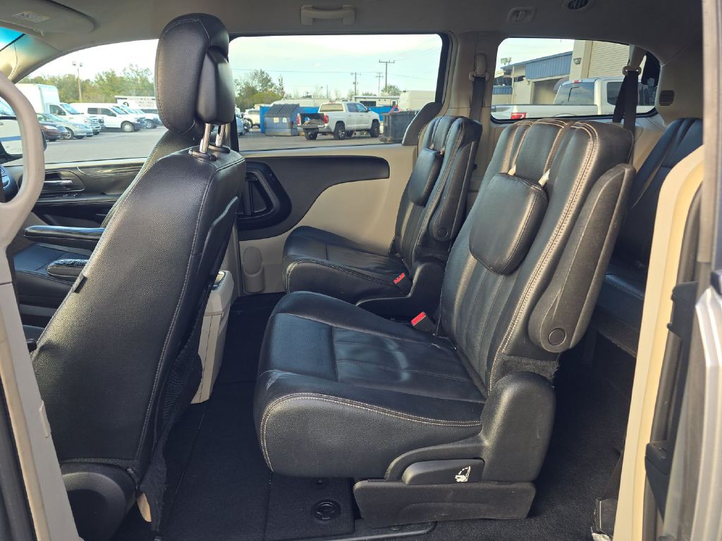 2016 Chrysler Town & Country Image 5
