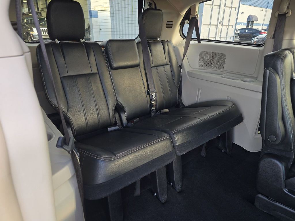 2016 Chrysler Town & Country Image 6