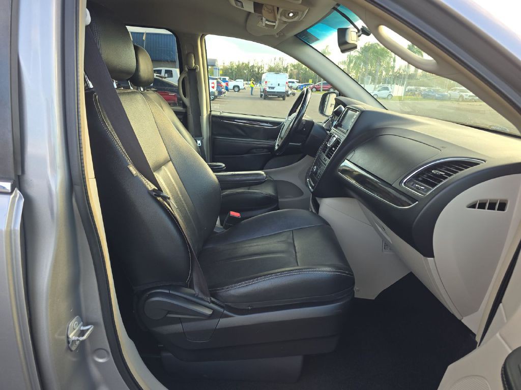 2016 Chrysler Town & Country Image 7