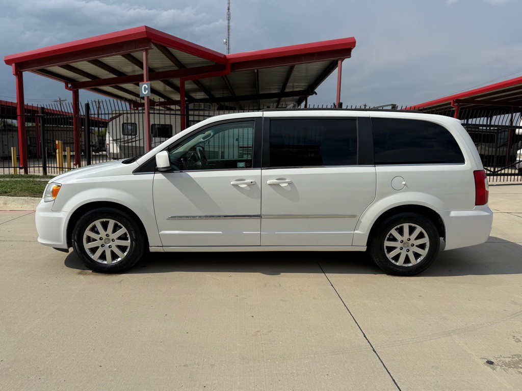 2015 Chrysler Town & Country Image 2