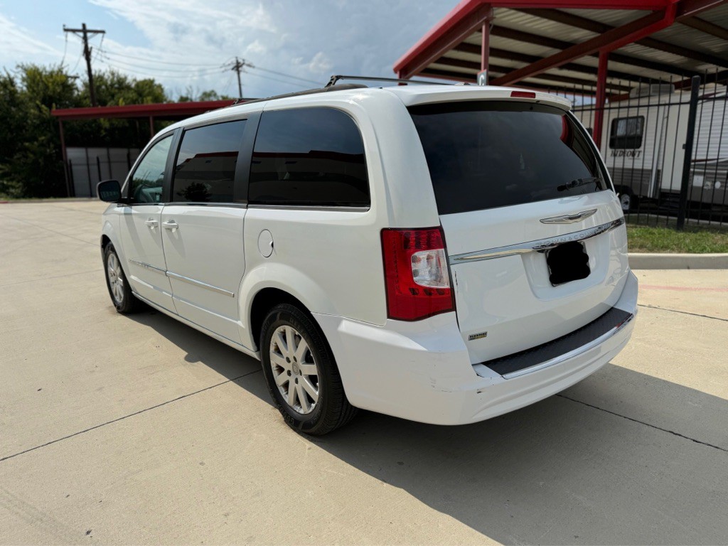 2015 Chrysler Town & Country Image 3