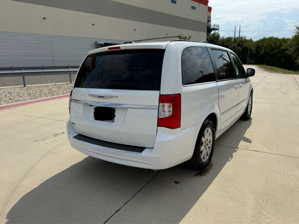 2015 Chrysler Town & Country Image 4