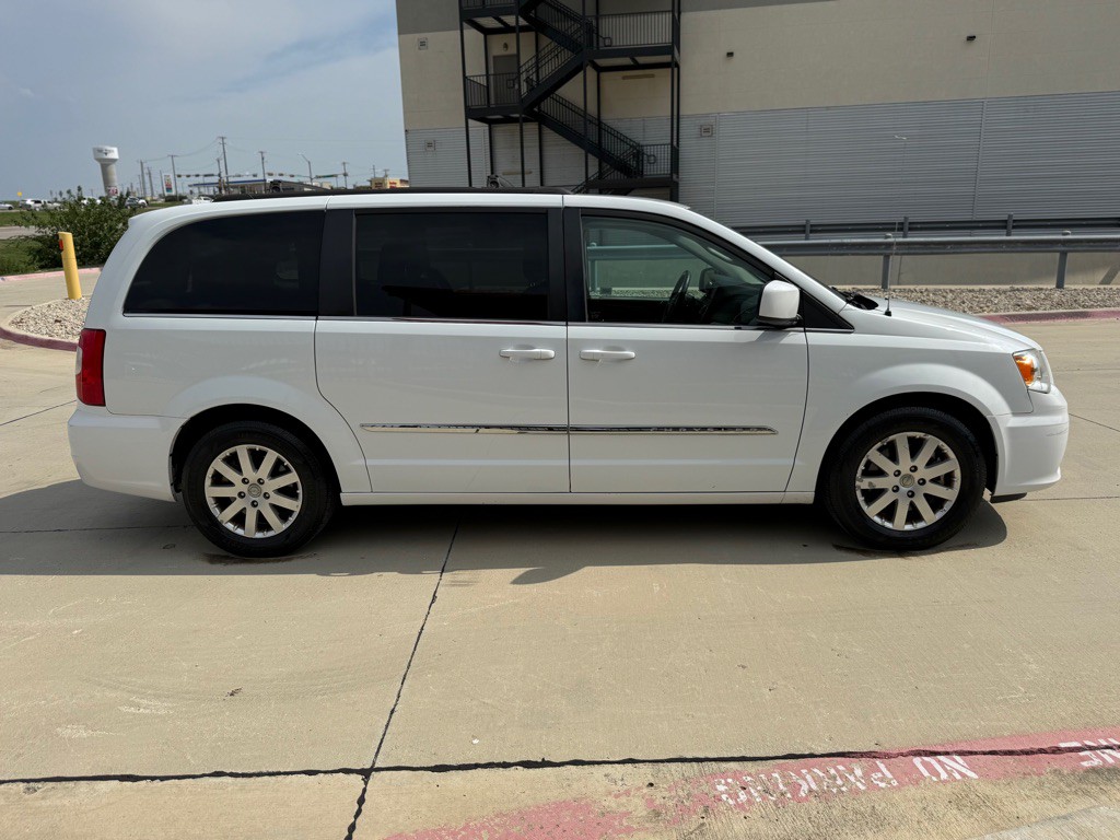2015 Chrysler Town & Country Image 5