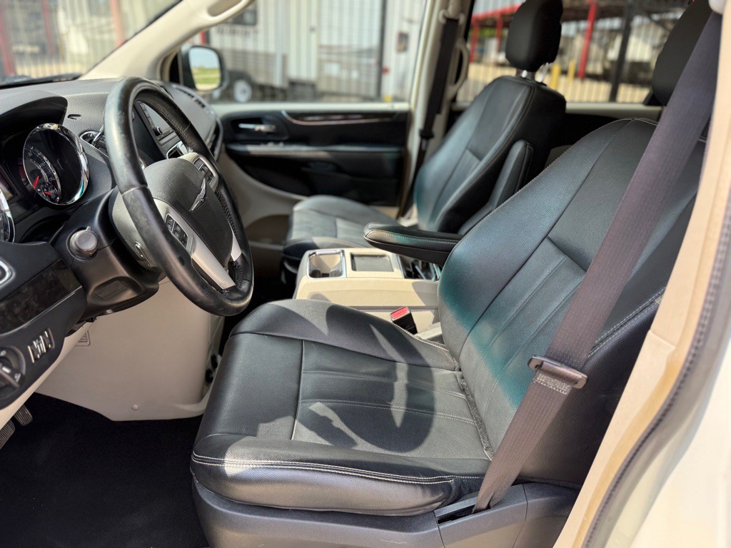 2015 Chrysler Town & Country Image 8