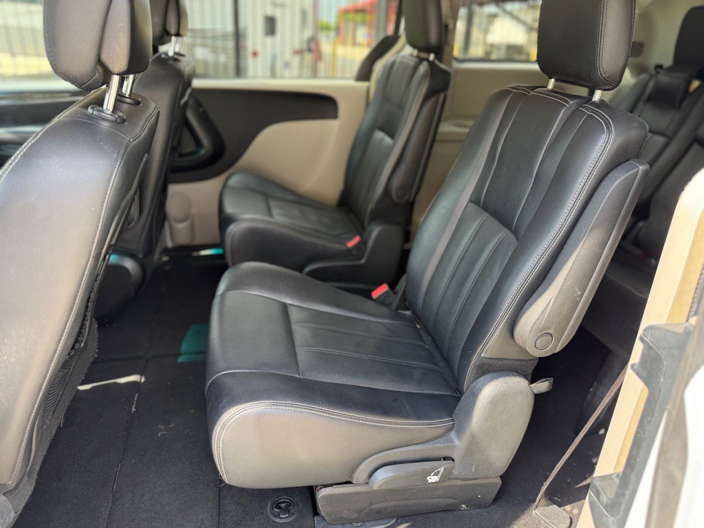 2015 Chrysler Town & Country Image 9