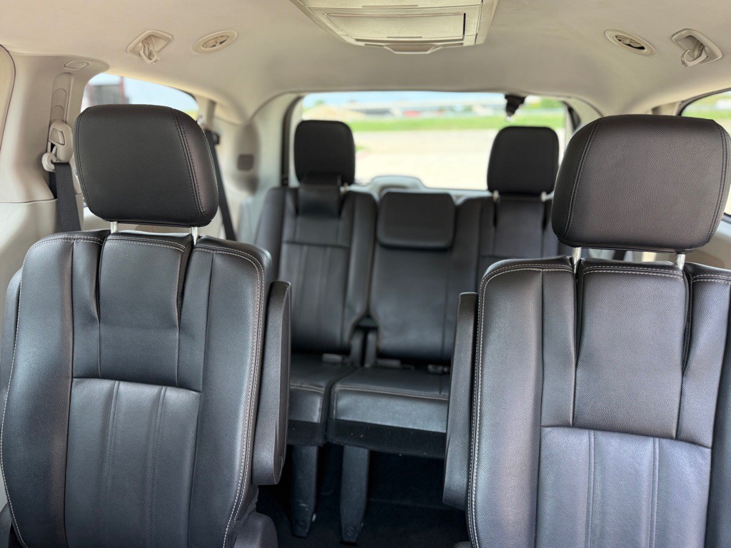 2015 Chrysler Town & Country Image 10