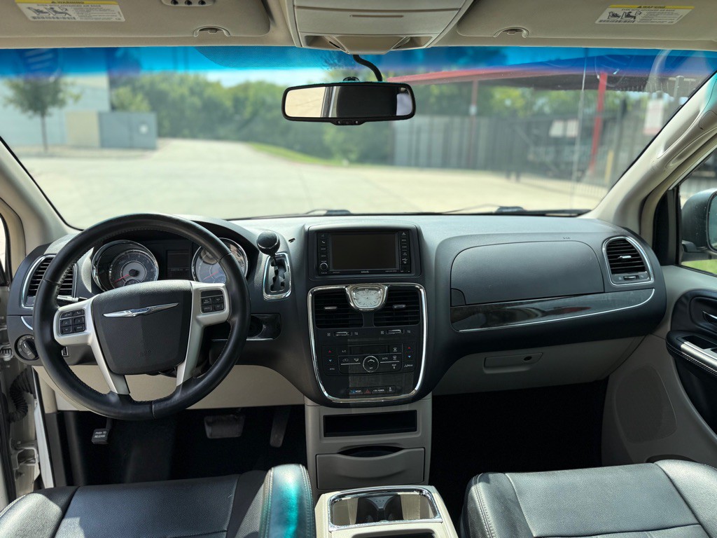 2015 Chrysler Town & Country Image 11