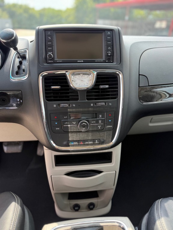 2015 Chrysler Town & Country Image 14