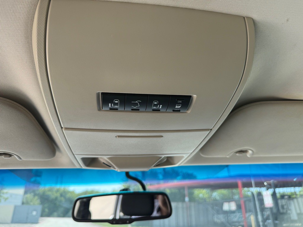 2015 Chrysler Town & Country Image 15