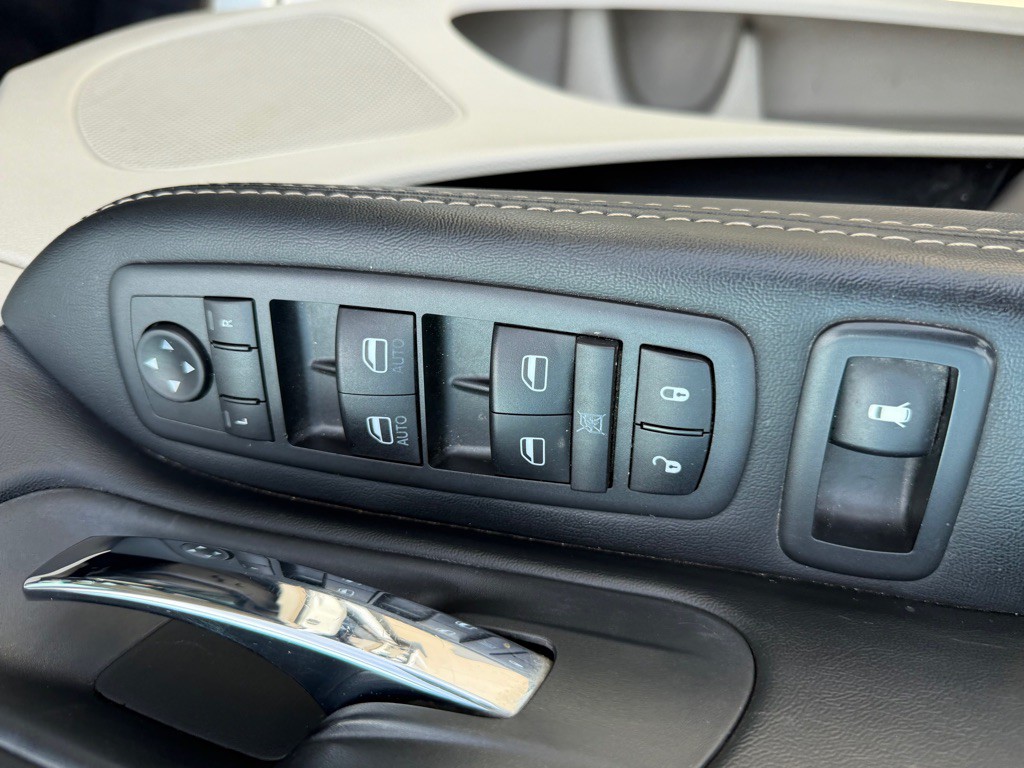 2015 Chrysler Town & Country Image 16