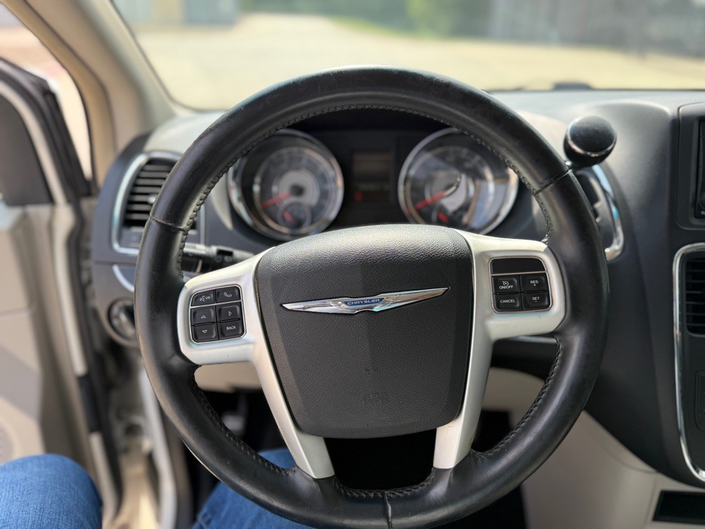2015 Chrysler Town & Country Image 19