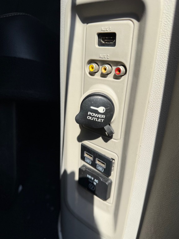 2015 Chrysler Town & Country Image 20