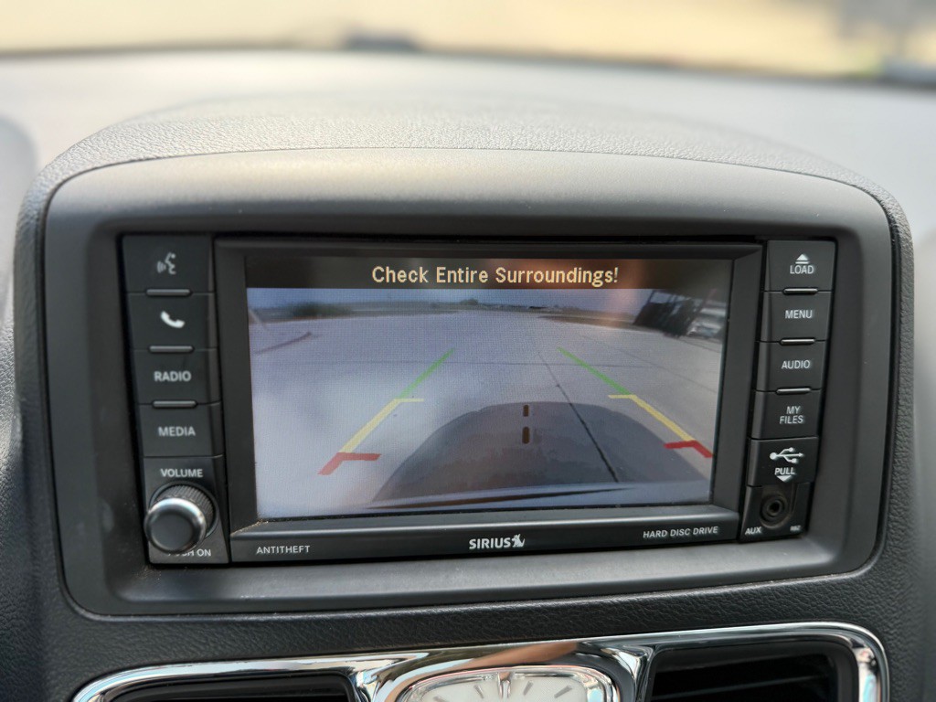 2015 Chrysler Town & Country Image 22