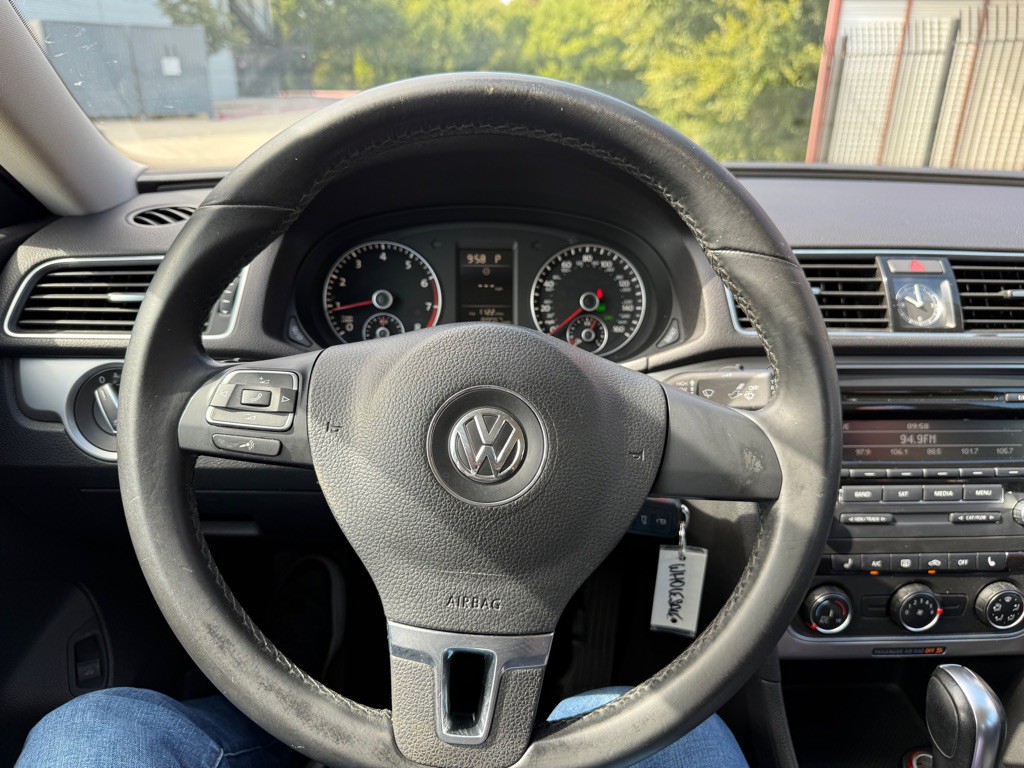 2015 Volkswagen Passat Image 17