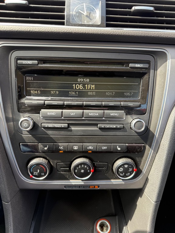 2015 Volkswagen Passat Image 18