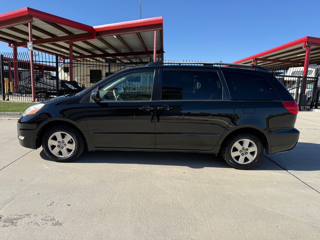 2008 Toyota Sienna Image 2