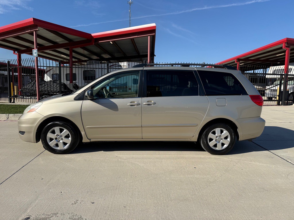 2010 Toyota Sienna Image 2