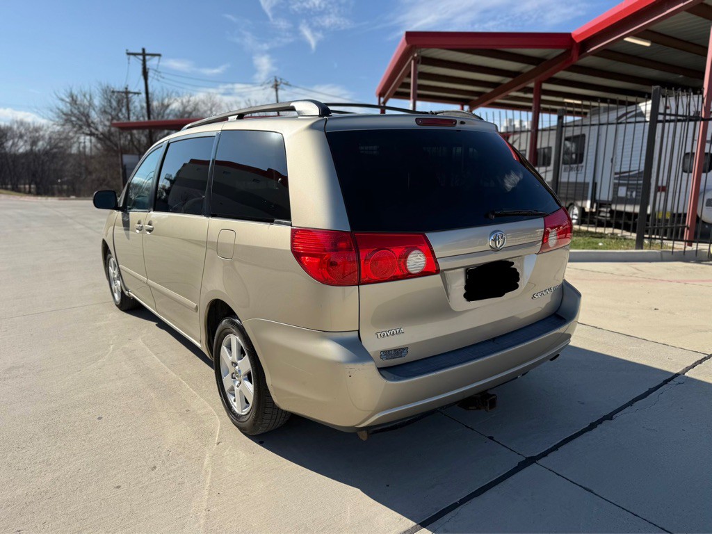 2010 Toyota Sienna Image 3