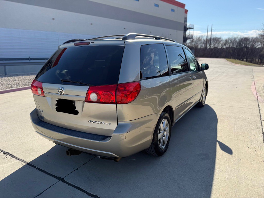 2010 Toyota Sienna Image 4