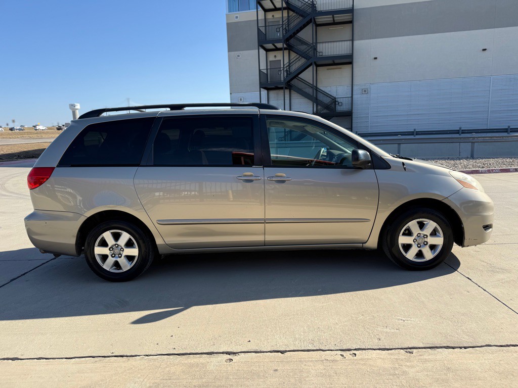 2010 Toyota Sienna Image 5