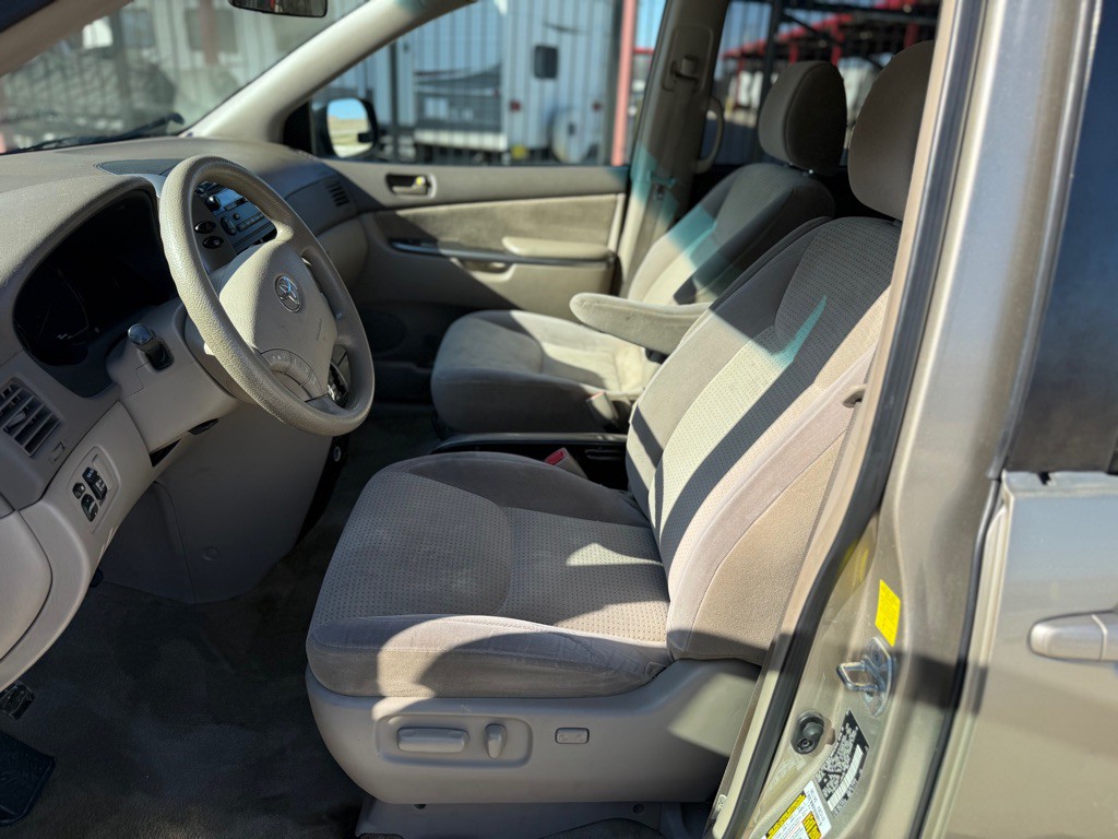 2010 Toyota Sienna Image 8