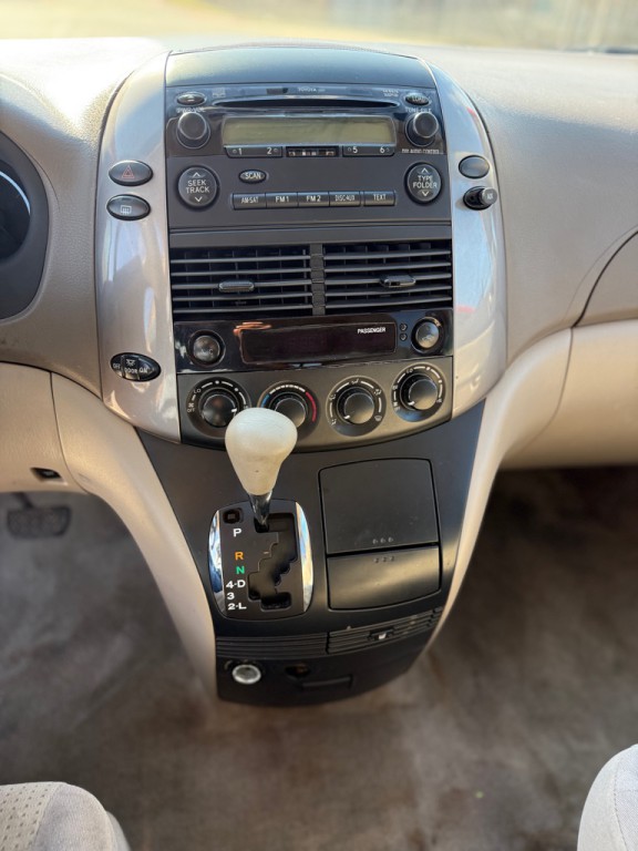 2010 Toyota Sienna Image 16