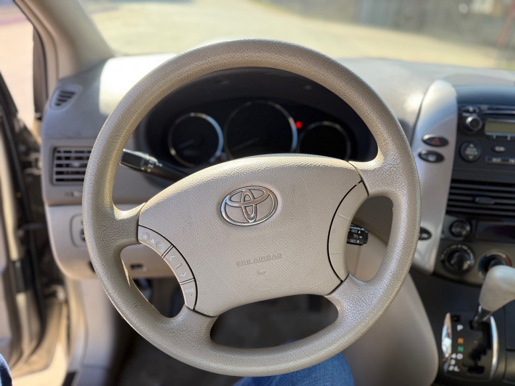 2010 Toyota Sienna Image 18