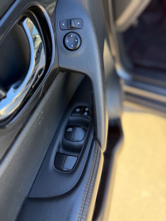 2017 Nissan Rogue Image 16