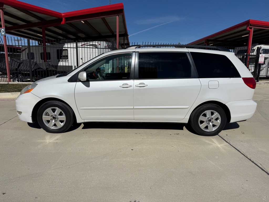 2008 Toyota Sienna Image 2