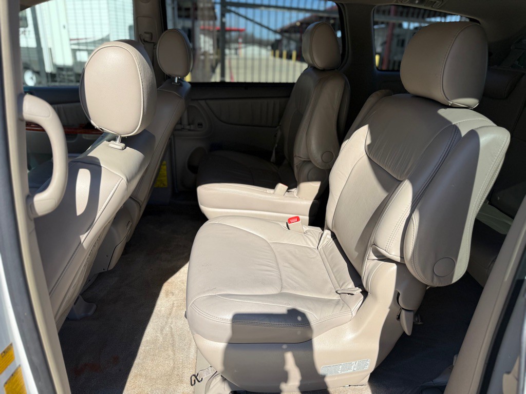 2008 Toyota Sienna Image 9