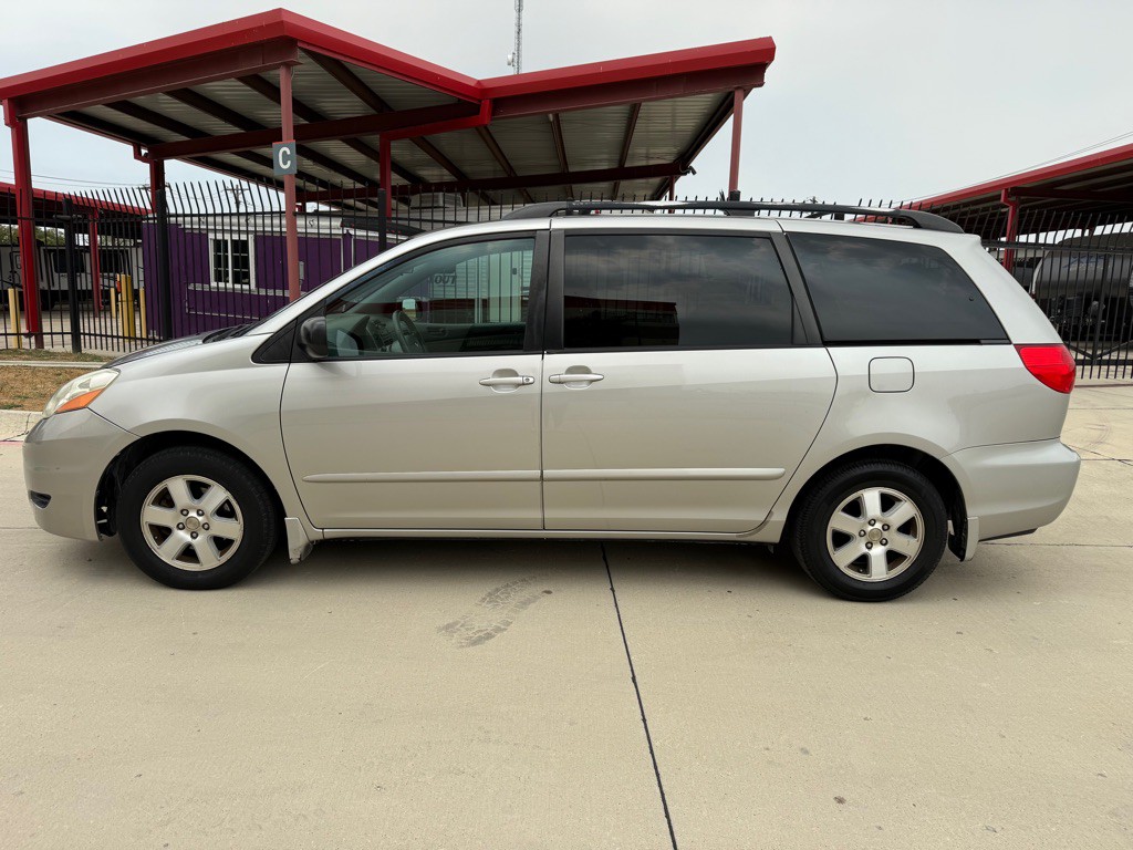 2010 Toyota Sienna Image 2