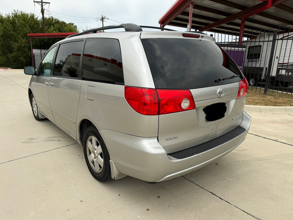 2010 Toyota Sienna Image 3