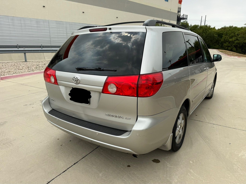 2010 Toyota Sienna Image 4