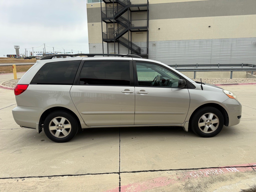 2010 Toyota Sienna Image 5