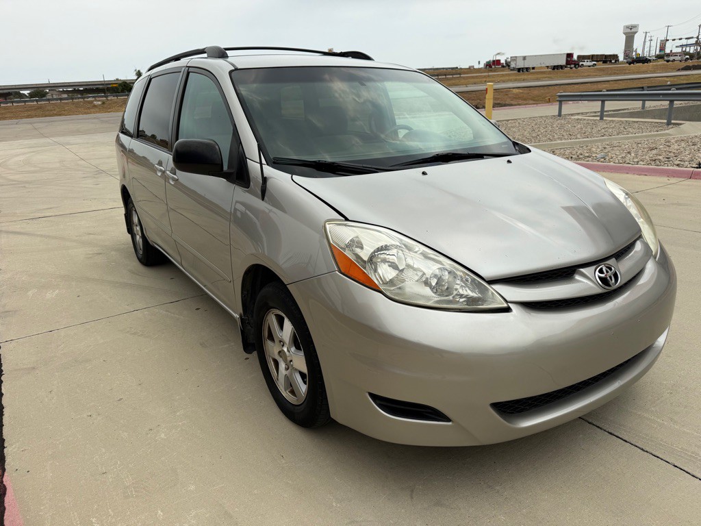 2010 Toyota Sienna Image 6