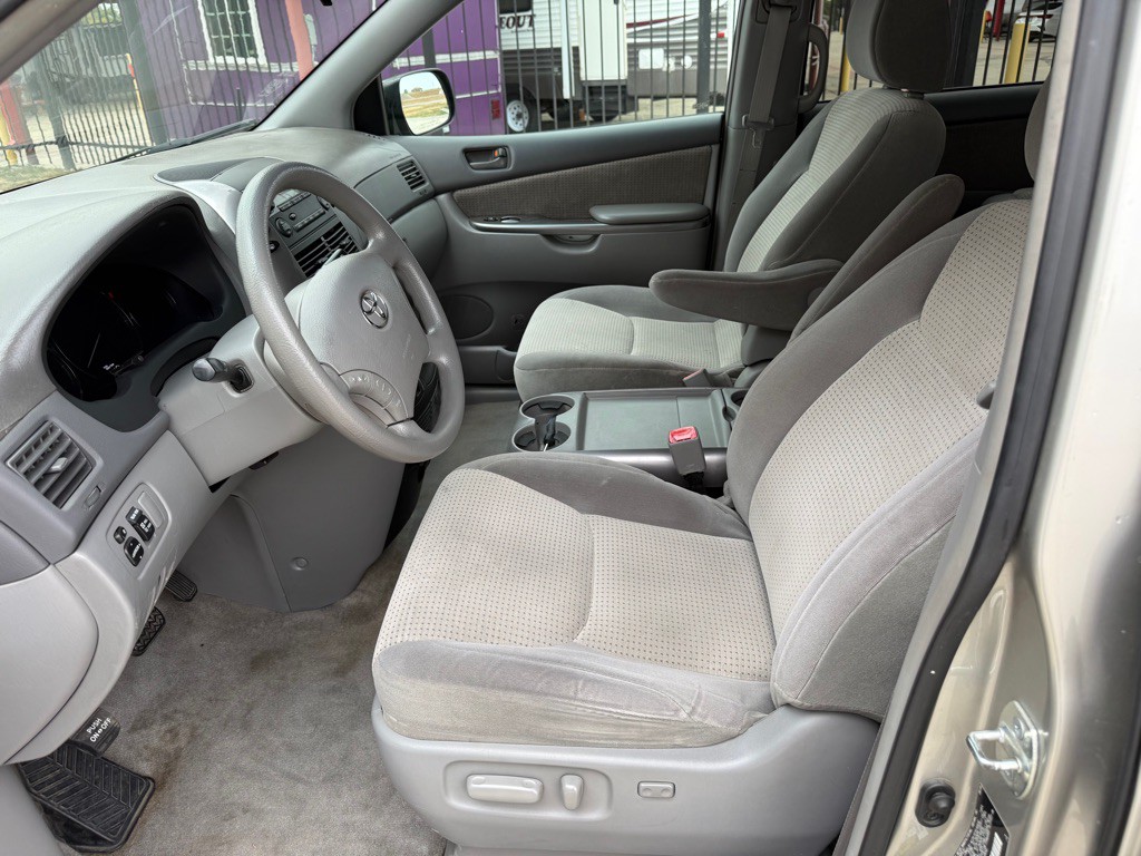 2010 Toyota Sienna Image 8