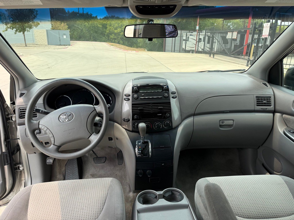 2010 Toyota Sienna Image 11
