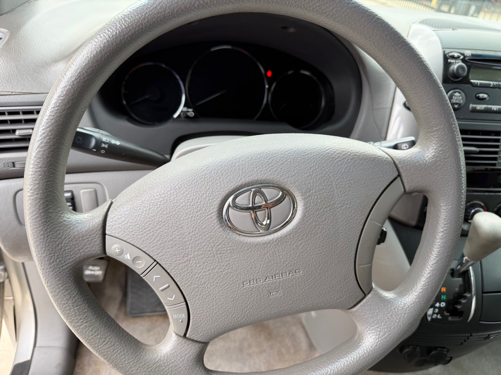 2010 Toyota Sienna Image 17