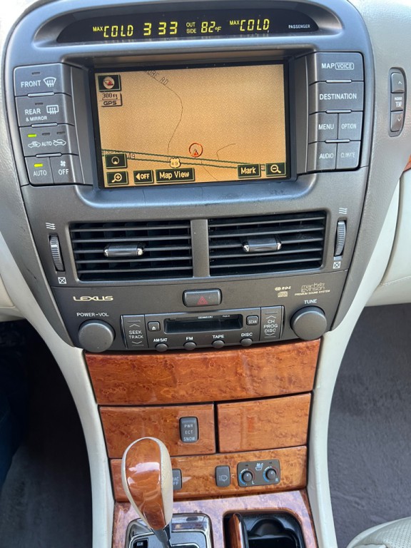 2004 Lexus LS Image 8