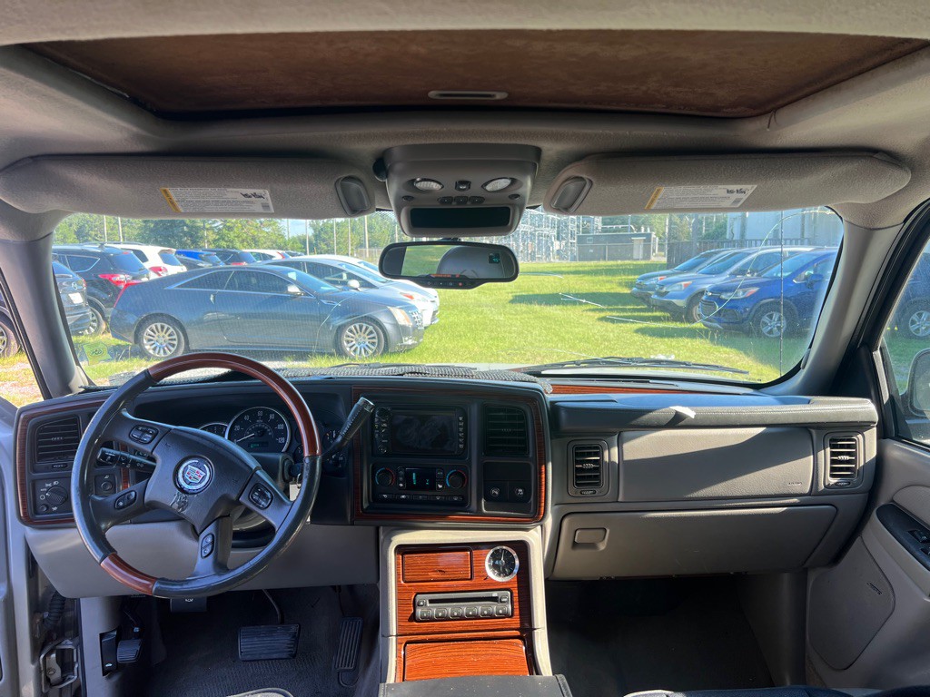 2004 Cadillac Escalade Image 9